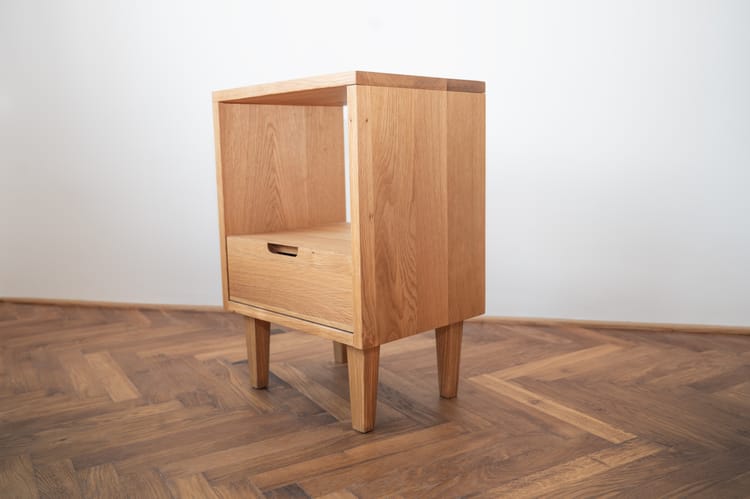 Dubový noční stolek se šuplíkem a poličkou