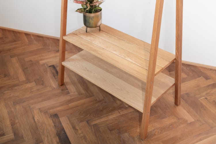 Stojanový věšák na oblečení a kabáty